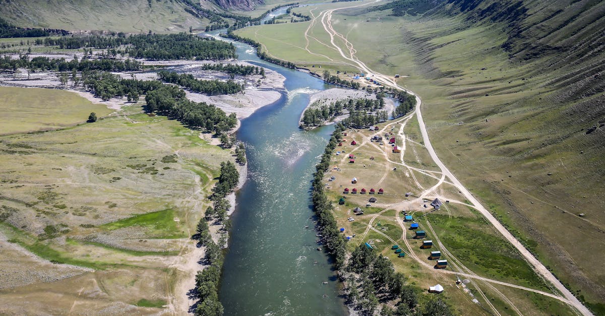 Stunning aerial photo of Altai Republic's mountainous landscape and winding river.