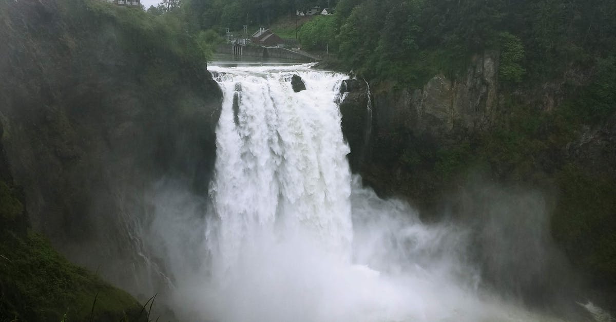 Snoqualmie Falls in Washington showcases powerful water cascades against lush landscapes.