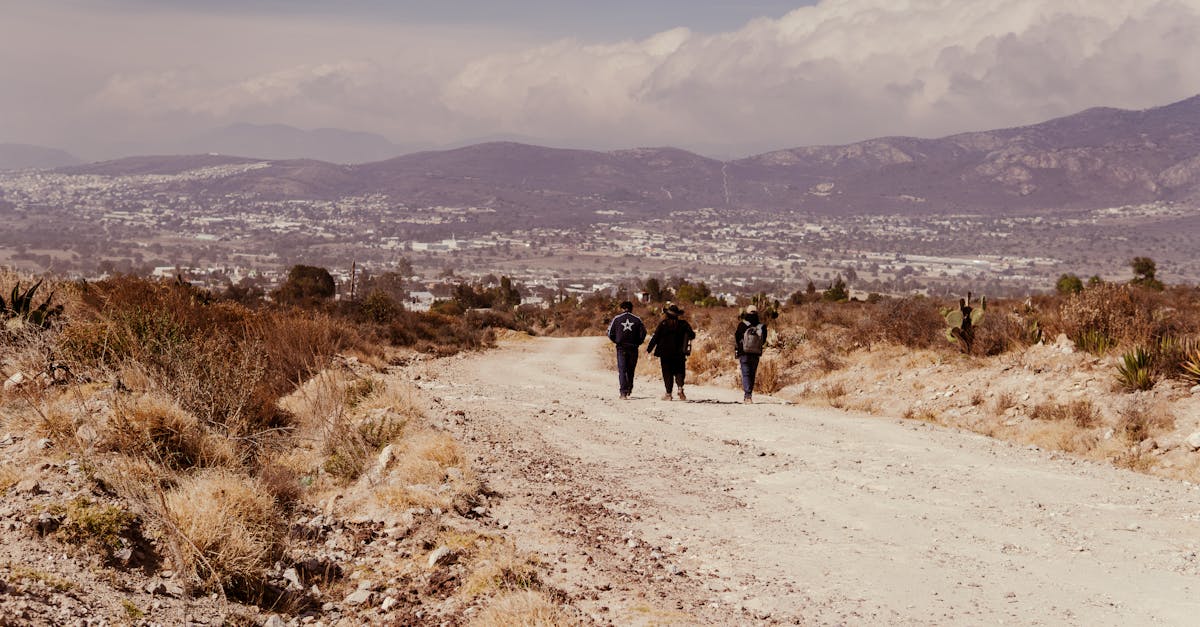 A group hiking through the picturesque landscape of San Juan Tizahuapan, Hidalgo.
